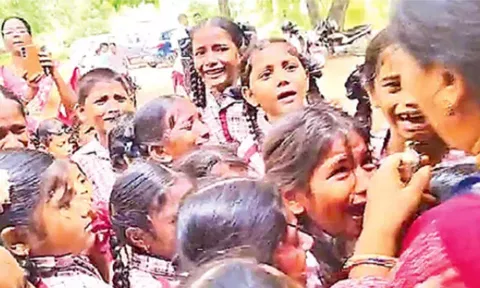 ஆசிரியையை சூழ்ந்து கொண்டு பள்ளி குழந்தைகள் கதறி அழுத காட்சி.