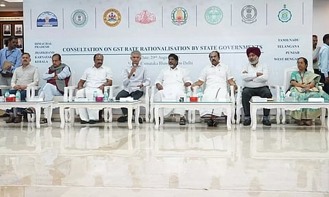 ஜிஎஸ்டி சீர்த்திருத்ததால் ரூ.2 லட்சம் கோடி வரை இழப்பு- இழப்பீடு கோரும் எதிர்கட்சிகள் ஆளும் மாநிலங்கள்