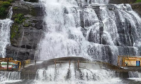 குற்றாலம் மெயின் அருவியில் சுற்றுலா பயணிகள் குளிக்க தடை