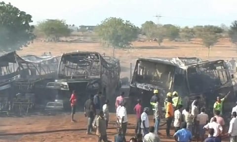 கரூரில் பயங்கர தீ விபத்து: 20க்கும் மேற்பட்ட பேருந்து கூடுகள்  தீயில் கருகி நாசம்