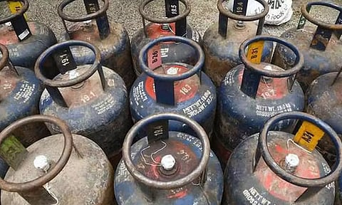 வணிக பயன்பாட்டிற்கான சிலிண்டர் விலை குறைந்தது