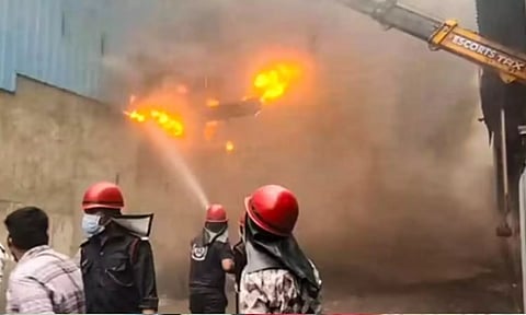 சூரத் ஆடை தொழிற்சாலையில் தீவிபத்து - 2 தொழிலாளர்கள் பலி - 20 பேர் படுகாயம்