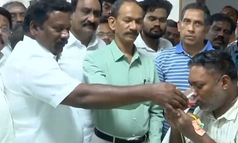 முதலமைச்சரின் அறிவுறுத்தலை அடுத்து உண்ணாவிரதத்தை வாபஸ் பெற்றார் சசிகாந்த் செந்தில்