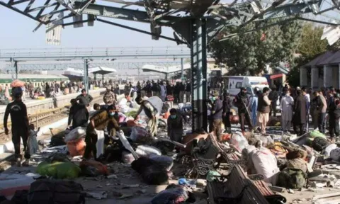 பாகிஸ்தான்: அரசியல் கட்சிப் பேரணியில் தற்கொலை தாக்குதல் - குண்டுவெடிப்பில் 11 பேர் பலி