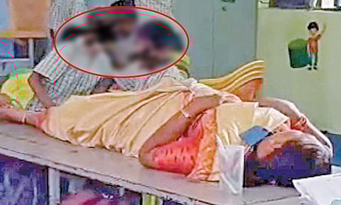 வீடியோ: காலை பிடித்துவிட்ட அரசுப்பள்ளி மாணவிகள் - தலைமை ஆசிரியை அதிரடி மாற்றம்