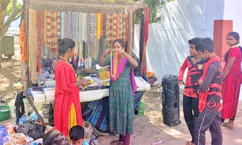 குலசேகரன்பட்டினம் தசரா திருவிழா 23-ந்தேதி கொடியேற்றம்: பாசிமாலை விற்பனை 'படுஜோர்'