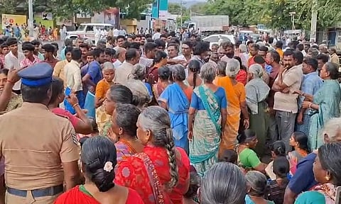 கோவிலில் வழிபாடு அனுமதி மறுப்பு: உடுமலையில் பொதுமக்கள் சாலை மறியல்