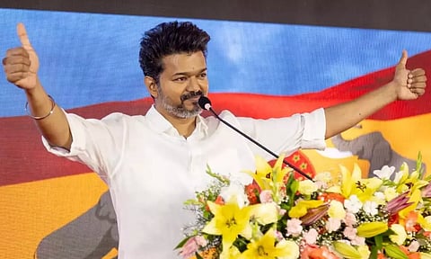 அறிவு தீபம் ஏற்றி, அறியாமை இருளை நீக்குபவர்கள் ஆசிரியர்கள்: விஜய் வாழ்த்து