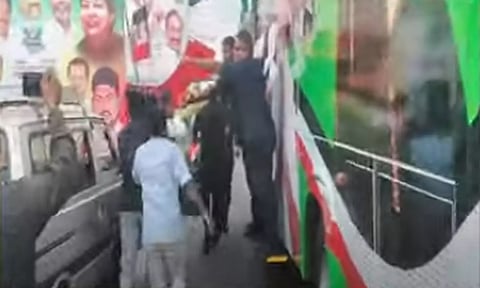 அ.தி.மு.க. ஒருங்கிணைய வலியுறுத்தி கம்பத்தில் இ.பி.எஸ். வாகனம் முற்றுகை