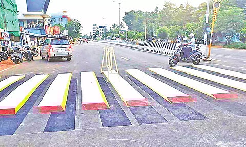 விபத்துகளை தவிர்க்க புது முயற்சி: தஞ்சை நெடுஞ்சாலையில் '3 டி' வடிவ எச்சரிக்கை குறியீடு