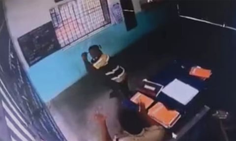 ஆந்திராவில் ஜெயில் வார்டனை தாக்கி விட்டு 2 கைதிகள் தப்பி ஓட்டம்