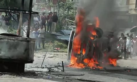 பிரதமர் பதவி விலகக் கோரி போராட்டம்: பாராளுமன்றத்துக்கு தீ வைப்பு