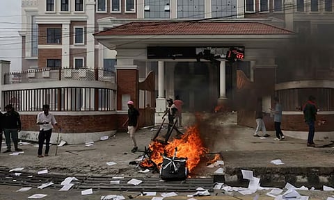 நேபாளத்தில் துணிகரம்: முன்னாள் பிரதமர் மனைவி போராட்டக்காரர்களால் எரித்துக் கொலை