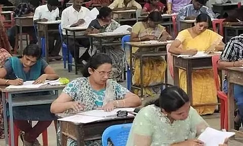 சுப்ரீம் கோர்ட்டு உத்தரவால் ஆசிரியர் தகுதித்தேர்வுக்கு போட்டி போட்டு விண்ணப்பிக்கும் ஆசிரியர்கள்
