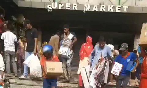 VIDEO: நேபாளத்தில் மால்களுக்குள் புகுந்து பொருட்களைக் கொள்ளையடித்த மக்கள்