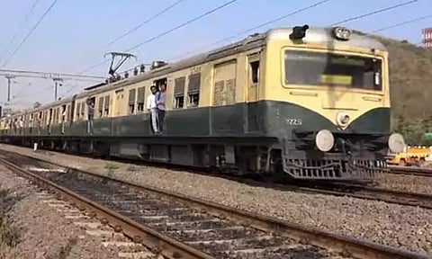 பயணிகள் கவனத்திற்கு... 6 மின்சார ரெயில் சேவை இன்று இரவு ரத்து