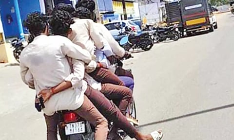 ஒரே மோட்டார் சைக்கிளில் பயணம் செய்த 6 கல்லூரி மாணவர்கள்