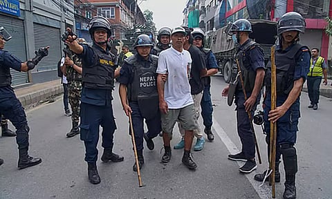 இந்தியாவுக்குள் ஊடுருவ முயன்ற நேபாள சிறை கைதிகள்- போலீசிடம் ஒப்படைப்பு