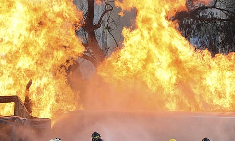 மெக்சிகோ நெடுஞ்சாலையில் தீப்பிடித்த டேங்கர் லாரி: 8 பேர் பலி