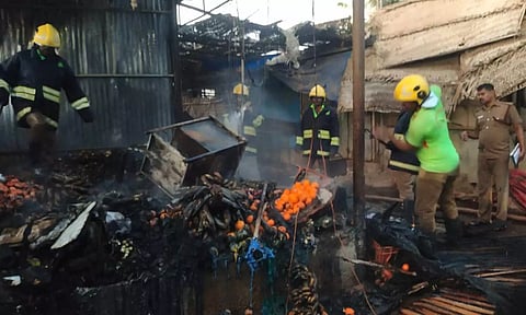 வாரச்சந்தையில் தீ விபத்து-  ரூ.9 லட்சம் மதிப்புள்ள பொருட்கள் எரிந்து சேதம்