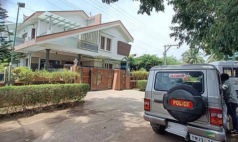 சோதனை நடந்த வீடு.