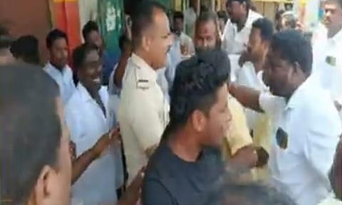 திண்டிவனத்தில் ராமதாஸ்- அன்புமணி ஆதரவாளர்கள் மோதல்: வன்னியர் சங்க அலுவலகத்துக்கு பூட்டு போட்டதால் ஆத்திரம்