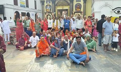 நேபாளத்தில் இந்திய பக்தர்கள் சென்ற பஸ் மீது தாக்குதல்- வன்முறை கும்பல் தப்பியோட்டம்