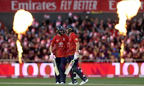 ருத்ர தாண்டவமாடிய பிலிப் சால்ட்: 2வது டி20 போட்டியில் இங்கிலாந்து 304 ரன்கள் குவிப்பு