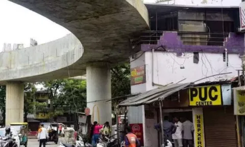 VIDEO: வீட்டின் பால்கனி வழியாக செல்லும் மேம்பாலம்.. நாக்பூரில் வினோதம் - காரணம் தான் ஹைலைட்!