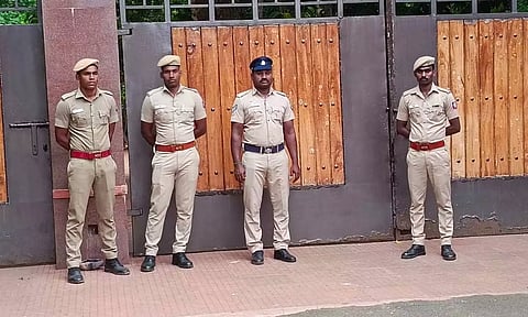 ராமதாசை சந்திக்க நிர்வாகிகள் வருகை- தைலாபுரம் தோட்டத்தில் கூடுதல் போலீசார் பாதுகாப்பு