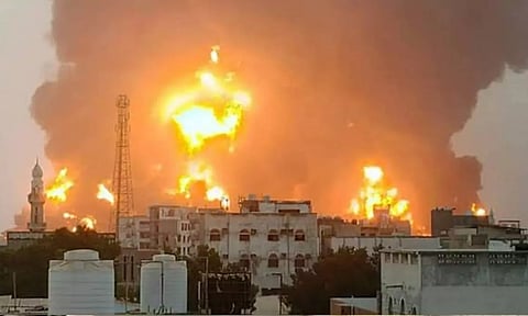 முதலில் எச்சரிக்கை.. தொடர்ந்து குண்டு மழை - ஏமன் துறைமுக நகரம் மீது இஸ்ரேல் வான்வழித் தாக்குதல்