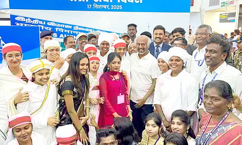 &nbsp;விமான நிலையத்தில் படுகர் இன நடனமாடிய மாணவிகள், நடிகர் ரஜினிகாந்த்துடன் புகைப்படம் எடுத்துக் கொண்ட காட்சி.