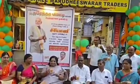 12 ஆண்டுகளாக பிரதமர் மோடி பிறந்த நாளில் இலவச 'டீ' வழங்கும் வியாபாரி- தமிழிசை நேரில் வாழ்த்து