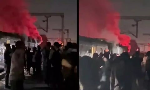 மகாராஷ்டிராவில் பயணிகள் ரெயில் திடீரென தீப்பிடித்ததால் பரபரப்பு