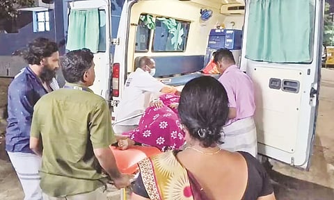 ஆம்புலன்சில் மேல்சிகிச்சைக்கு அனுப்பி வைக்கப்பட்ட பெண்.