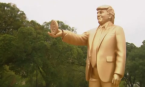 கிரிப்டோ கரன்சியை ஏந்தி நிற்கும் டிரம்பின் 12 அடி உயர தங்க சிலை