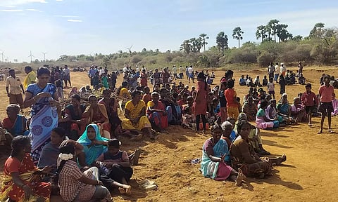 குடும்பத்துடன் குளத்தில் குடியேறும் போராட்டம் நடத்திய கிராம மக்கள்