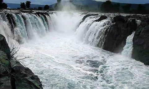 ஒகேனக்கல்லுக்கு நீர்வரத்து 8 ஆயிரம் கனஅடியாக நீடிப்பு