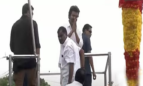 திருவாரூரில் பிரம்மாண்ட மாலை மரியாதையை ஏற்றுக் கொண்ட விஜய்