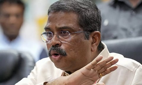 மும்மொழிக் கொள்கையில் அரசியல் கூடாது.. NEP-ஐ ஏற்றால் மட்டுமே கல்வி நிதி தருவோம் -  தர்மேந்திர பிரதான்