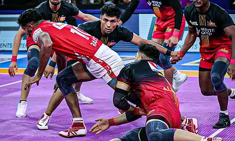 புரோ கபடி லீக்: குஜராத் ஜெயண்ட்ஸை வீழ்த்தி பெங்களூரு புல்ஸ் அணி த்ரில் வெற்றி