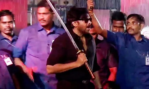 VIDEO: நூலிழையில் உயிர் தப்பிய பவன் கல்யாணின் பாதுகாவலர்