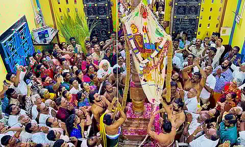 உலக பிரசித்தி பெற்ற குலசை தசரா திருவிழா கொடியேற்றத்துடன் தொடங்கியது