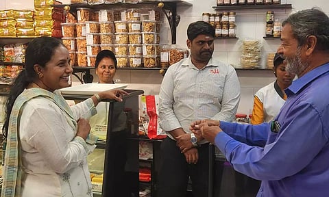 ஜி.எஸ்.டி. வரி குறைப்பு அமல்: இனிப்பு கடையில் விலை குறைவு குறித்து கேட்டறிந்த வானதி சீனிவாசன் எம்.எல்.ஏ.