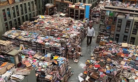 தனது வீட்டை விற்று 20 லட்சம் புத்தகங்களுடன் இலவச நூலகத்தை அமைத்து நெகிழ வைத்த நபர்