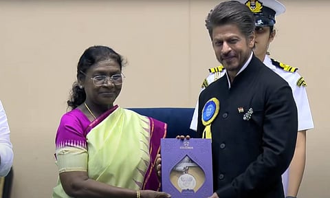 சிறந்த நடிகருக்கான தேசிய விருதை பெற்றார் ஷாருக்கான்