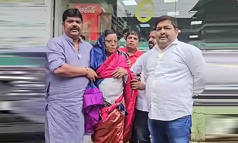 பிரதமர் மோடிக்கு எதிராக போஸ்ட்: காங்கிரஸ் தலைவருக்கு சேலை கட்டிய பாஜக தொண்டர்கள்