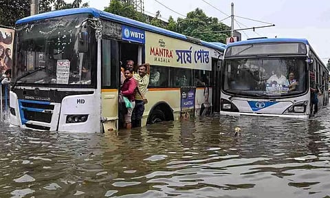 1986-க்கு பிறகு பெய்த பேய் மழை - தண்ணீரில் தத்தளிக்கும் கொல்கத்தா - 10 பேர் பலி