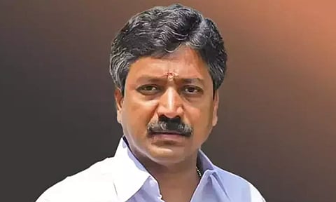 அ.தி.மு.க. தலைமை அலுவலகத்தை காலால் எட்டி உதைத்தவர்களை ஏன் கட்சியில் சேர்க்க வேண்டும்? : சி.வி.சண்முகம்