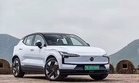 480கிமீ ரேஞ்ச் வழங்கும் புது எலெக்ட்ரிக் கார் அறிமுகம் செய்த வால்வோ... விலை தான் ஹைலைட்..!